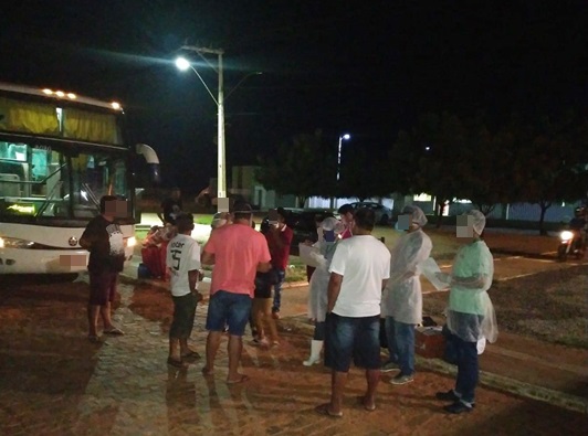 Ação conjunta da PM de Livramento e Caetité intercepta ônibus clandestino que vinha de São Paulo 