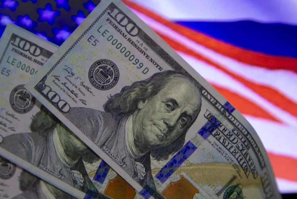 Dólar cai e investidores monitoram alta do petróleo