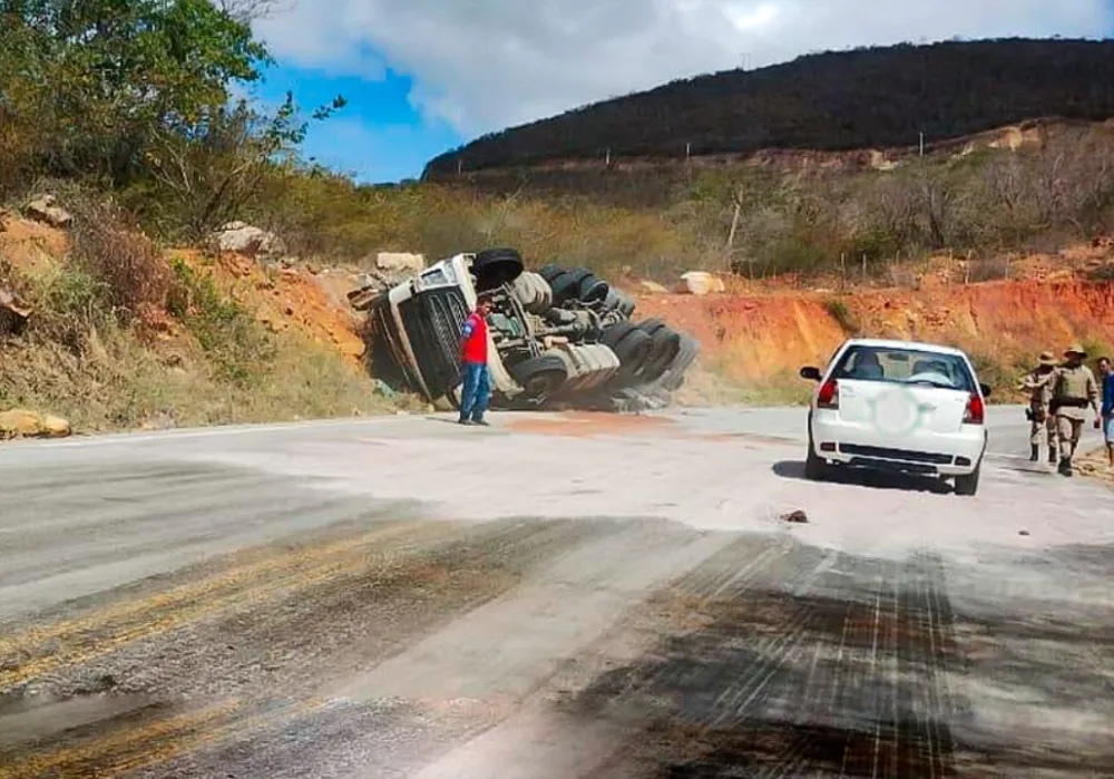 Carreta carregada de cimento tomba entre Marcolino Moura e Rio de Contas