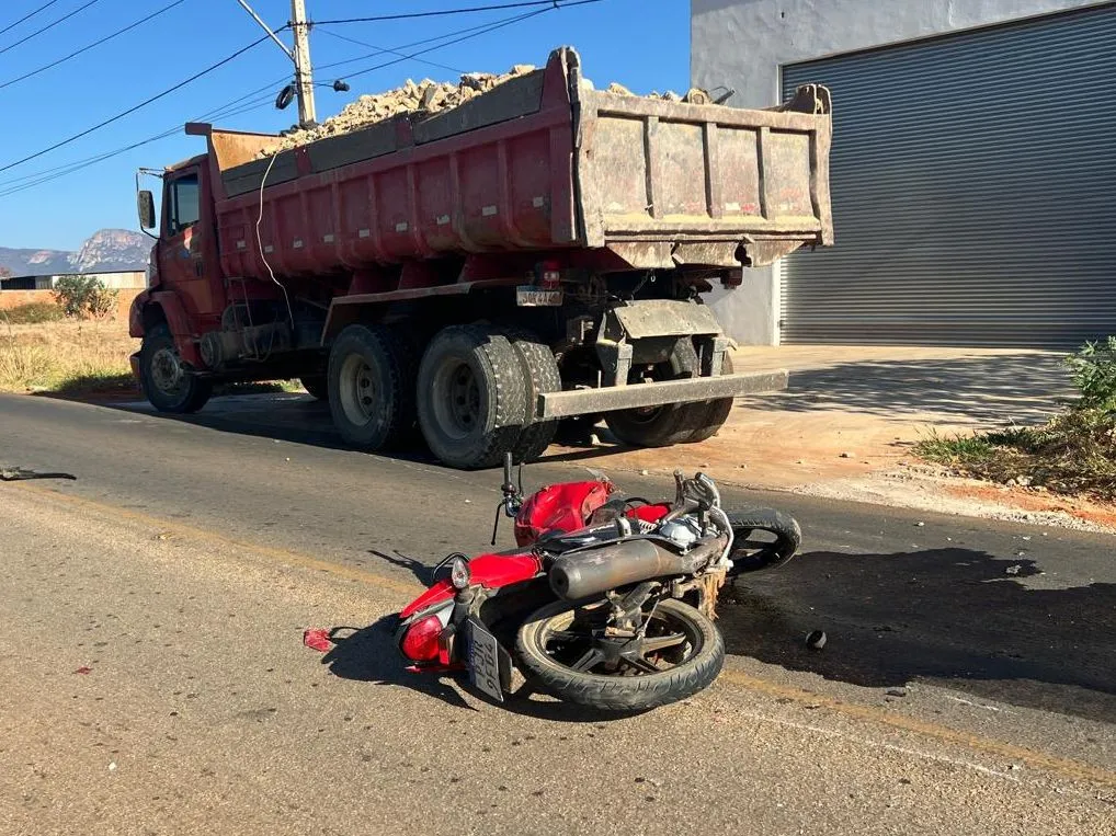 Tragédia na BA-152: colisão frontal entre caçamba e motocicleta deixa duas pessoas mortas em Livramento