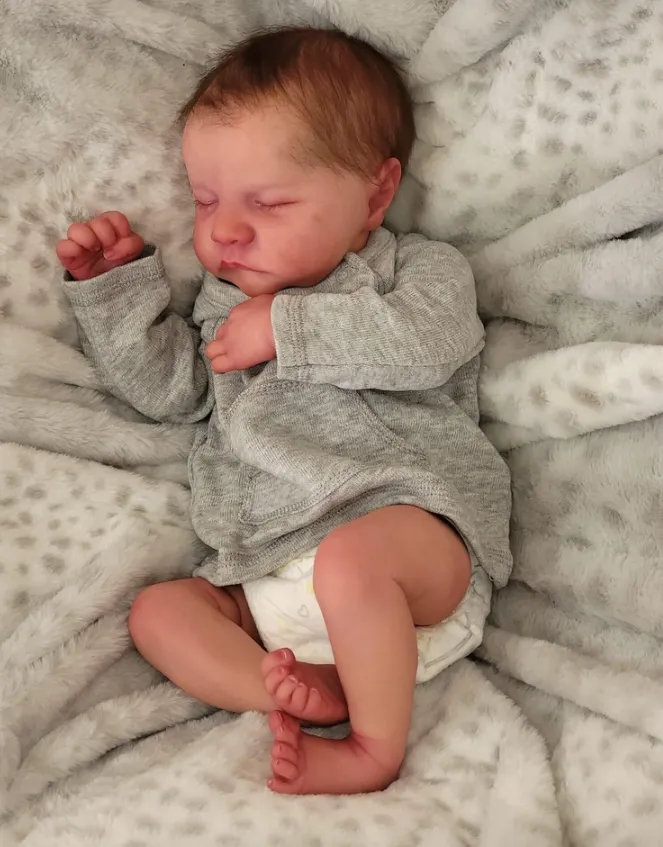 Mulher é alvo de chacota após pedir licença para cuidar de bebê reborn