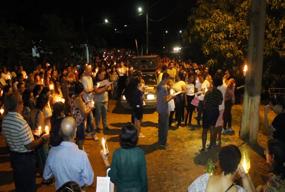 Via-sacra luminosa emociona fiéis no Passa-quatro