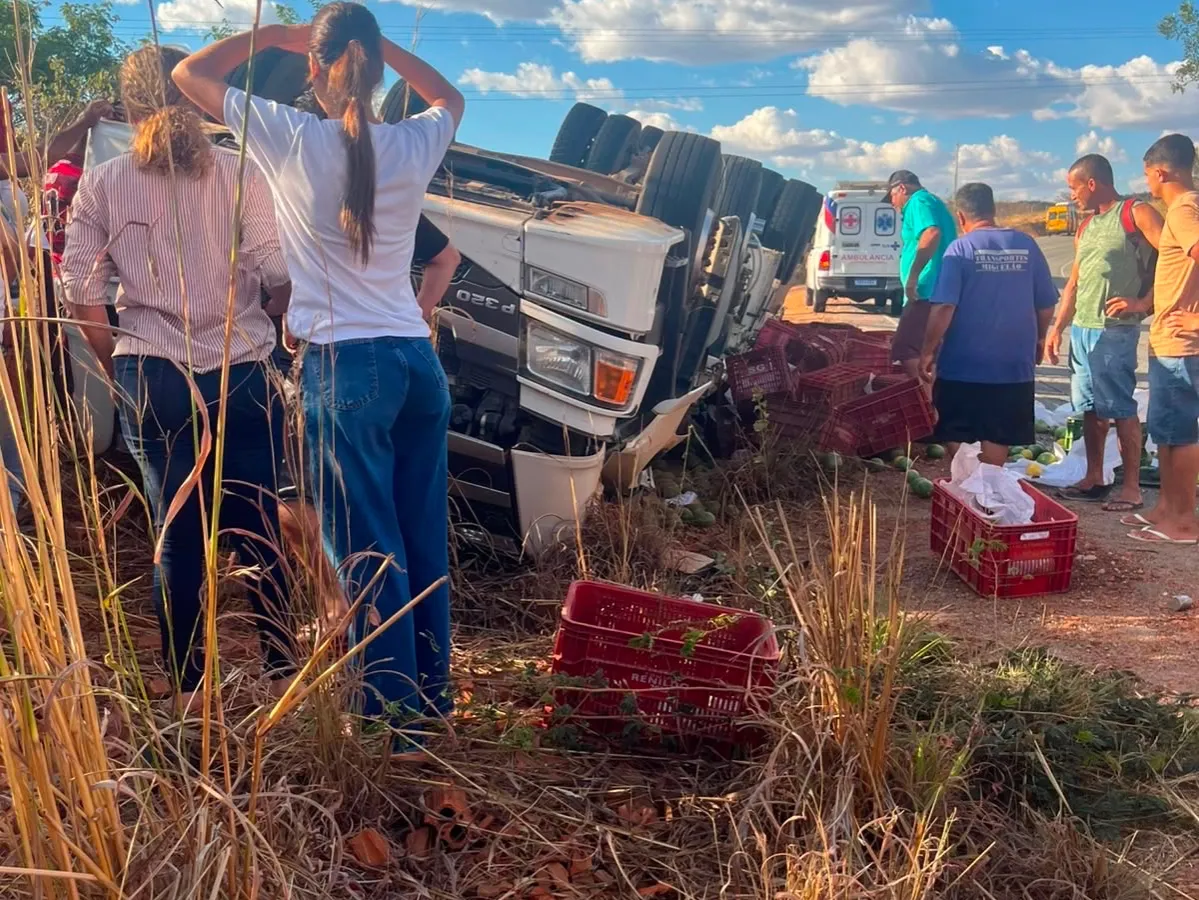 Caminhão carregado de mangas tomba na BR-430 entre Caetité e Bom Jesus da Lapa