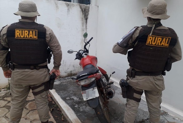 Polícia Militar encontra moto abandonada em estrada na zona rural de Livramento, com restrição de roubo
