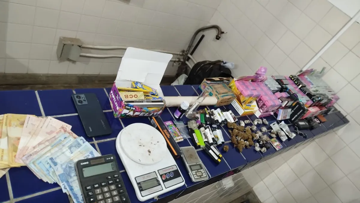 Polícia prende dois homens e apreende drogas, cigarros eletrônicos e materiais de tráfico em Brumado