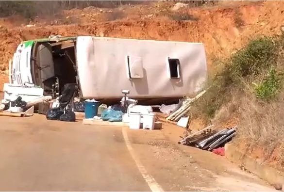 Rio de Contas: Micro-ônibus tomba na curva da morte na BA-148