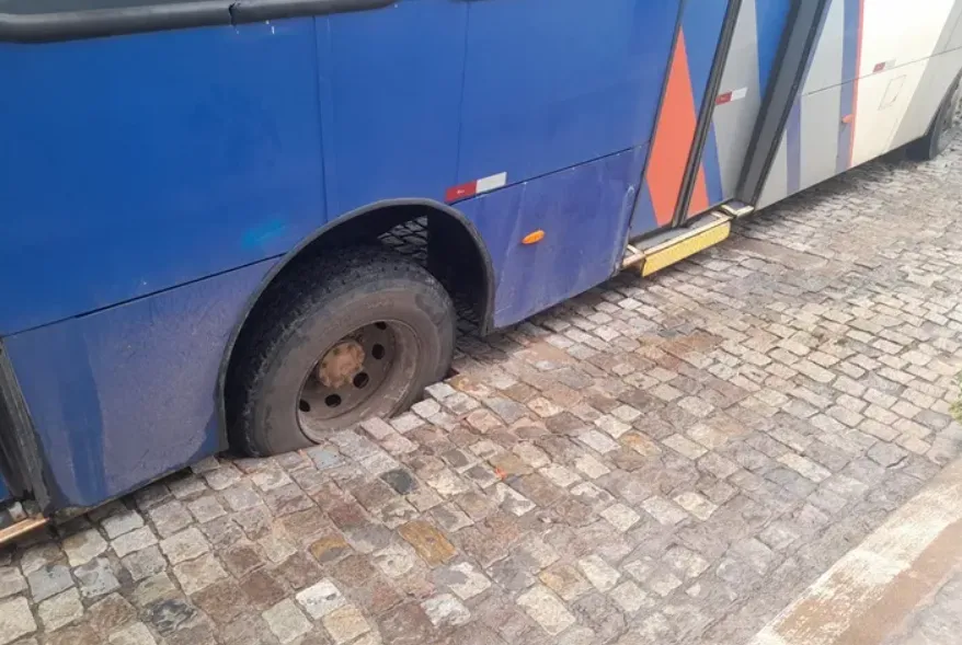 Calçamento cede e ônibus afunda após fortes chuvas em Brumado