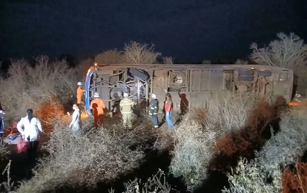 Acidente deixa pelo menos 8 mortos e 12 feridos em capotamento de ônibus na BR-122, próximo a Iraquara, na Chapada