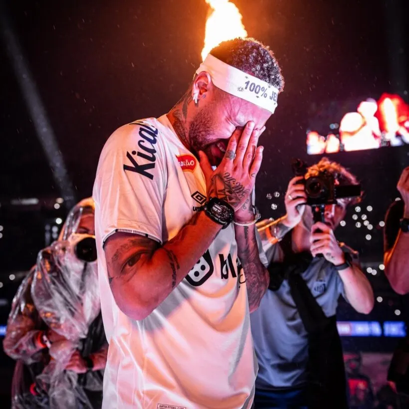 Torcida do Santos celebra retorno de Neymar após quase 12 anos