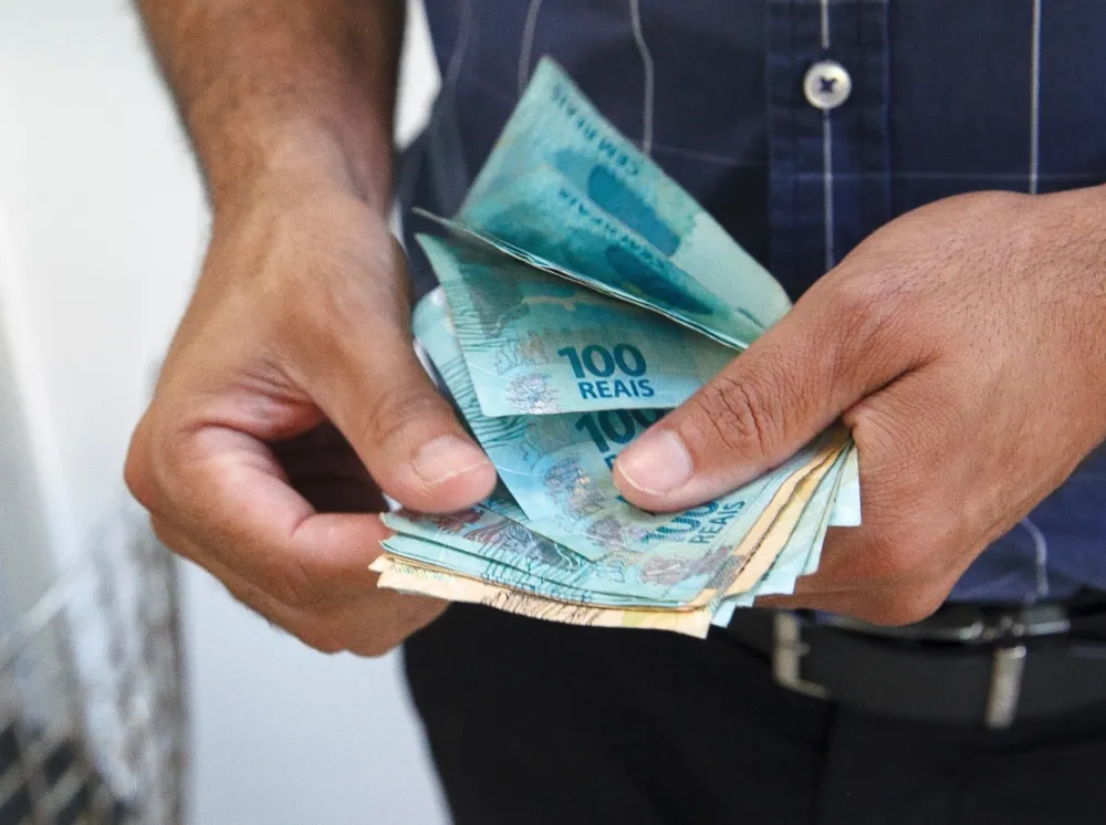 Governo projeta salário mínimo de R$ 1.717 para 2027