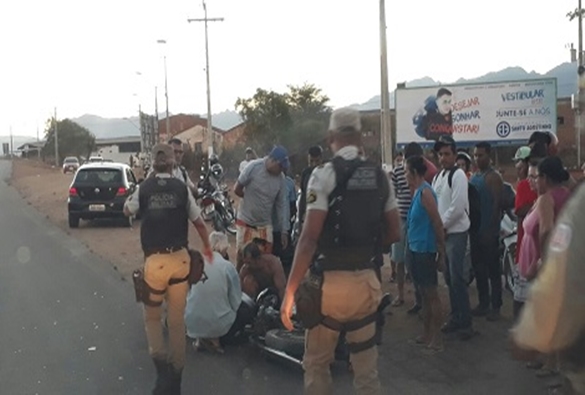 Moto bate em bicicleta e condutores ficam gravemente feridos em Livramento