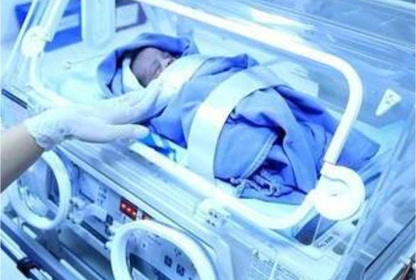 Bebê nasce saudável após gestação rara fora do útero