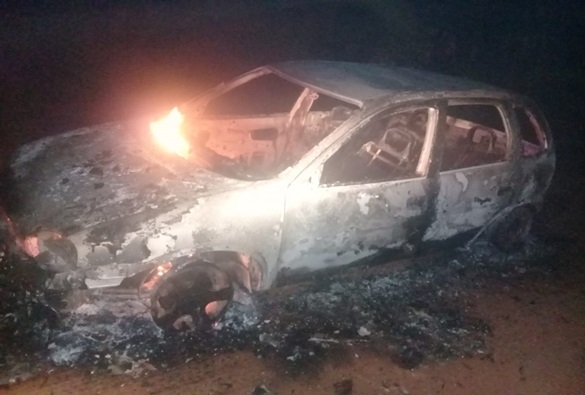 Automóvel pegando fogo chama atenção de moradores de Água Branca, em Livramento