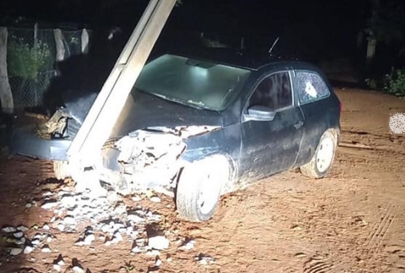 Homem esfaqueia outro e bate carro em poste ao tentar fugir 