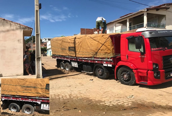 Mais um caminhão fica atolado no centro de Livramento 