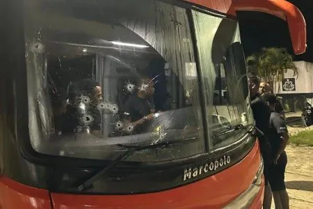 Ônibus do cantor Thiago Aquino é alvo de disparos durante tentativa de assalto