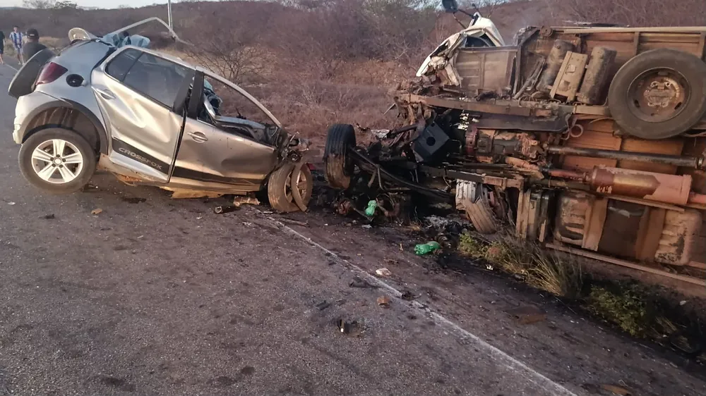 Duas pessoas morrem em acidente entre carro e caminhão na rodovia entre Anagé e Tanhaçu