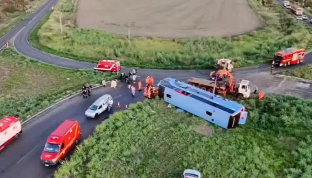 Ônibus tomba em Minas Gerais e deixa dez pessoas mortas