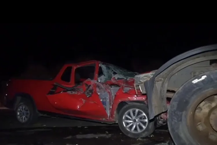 Duas pessoas morrem após colisão de carro com carreta quebrada na BA-148 em Piatã 