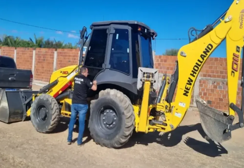 Retroescavadeira avaliada em meio milhão é recuperada pela polícia em Guanambi