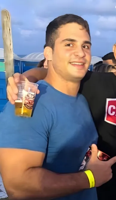 Homem desfere 60 socos no rosto de namorada dentro de elevador