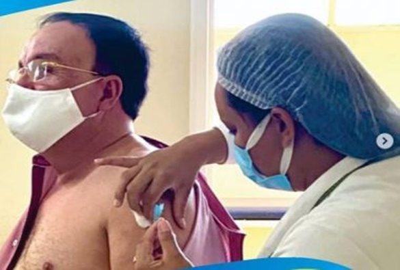 Justiça bloqueia bens de prefeito que furou fila da vacinação contra a Covid-19  