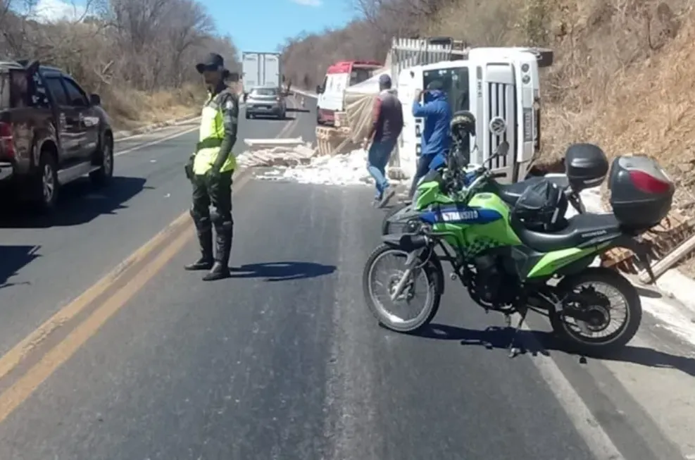Caminhão carregado com pisos tomba em trecho perigoso da Serra dos Brindes