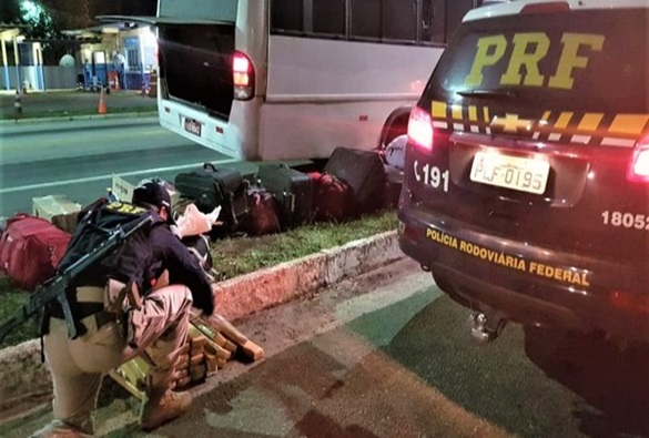 Homem é preso em micro-ônibus por portar 30 Kg de maconha 