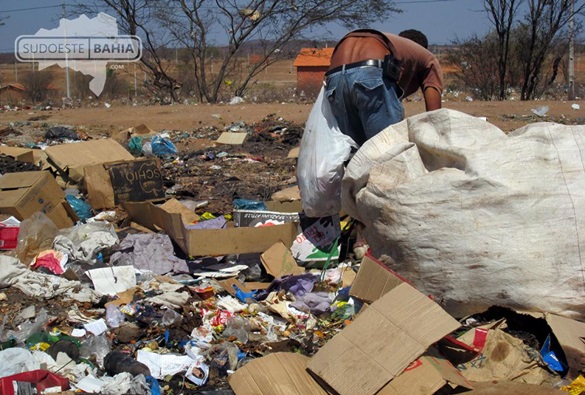 Feto de aproximadamente sete meses é encontrado em aterro sanitário 