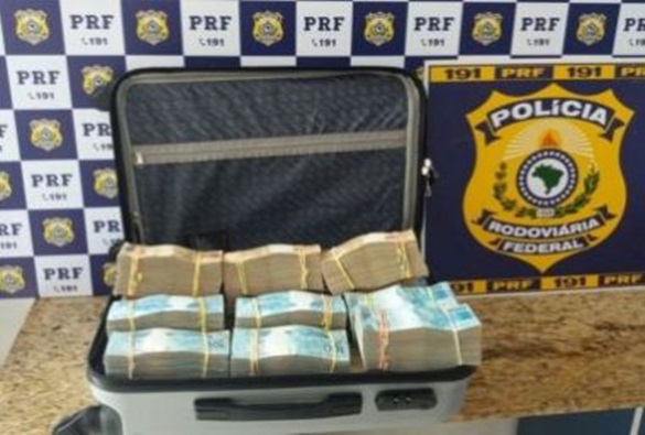 Conquista: Passageiro de ônibus é flagrado pela PRF com R$ 700 mil em mala