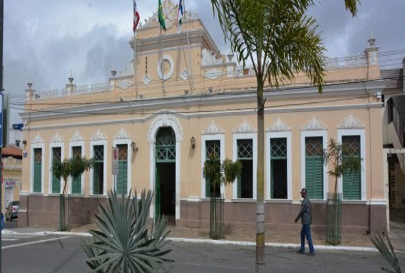 Vitoria da Conquista: prefeito, vice-prefeita e cargos do primeiro escalão vão ter subsídios reduzidos em 20%