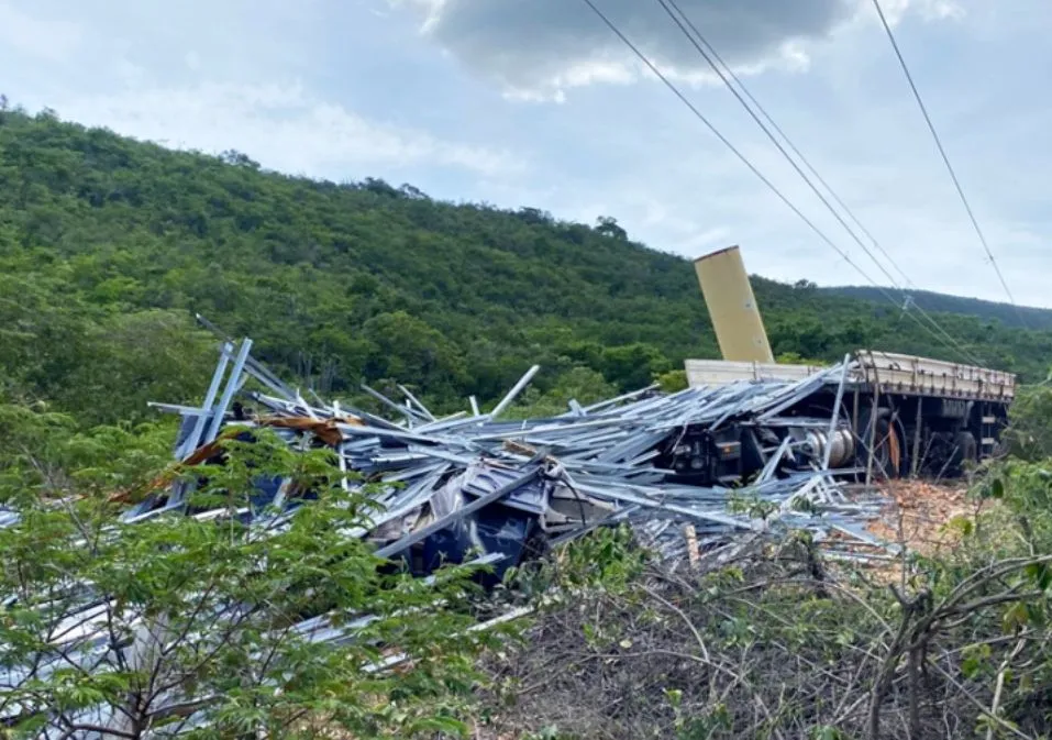 Carreta carregada com estruturas metálicas tomba em Marcolino Moura