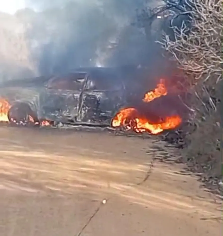 Carro pega fogo ao colidir em poste na zona rural de Livramento