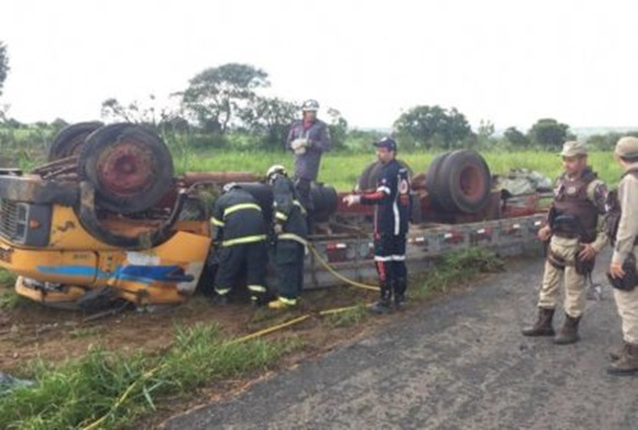 Acidente no Oeste da Bahia: caminhoneiro morre após capotamento e batida