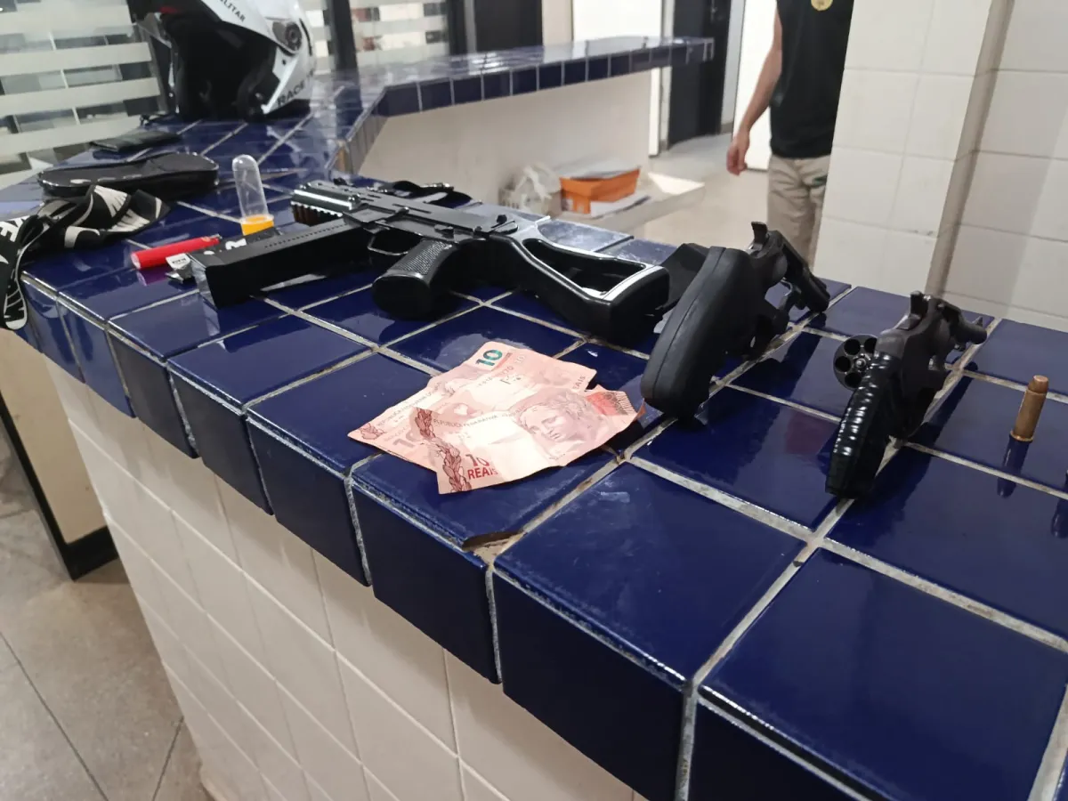 Polícia Militar apreende armas, drogas e prende dois suspeitos de facção em Brumado