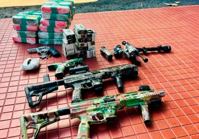 PRF apreende arsenal e drogas durante fiscalização em Jequié