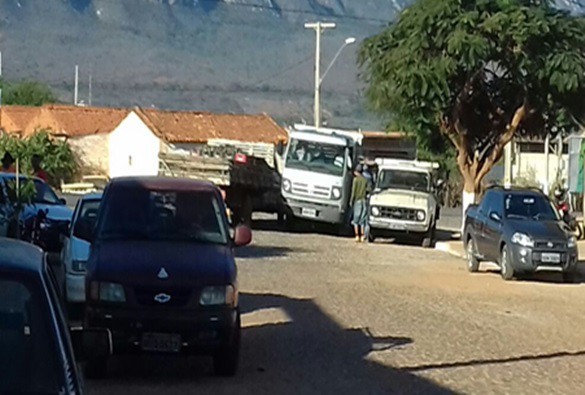 Veículos mal estacionados causam indignação em morador no Bairro Taquari