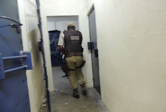 20ª Coorpin: Polícia encontra celular e vara artesanal na delegacia de Brumado