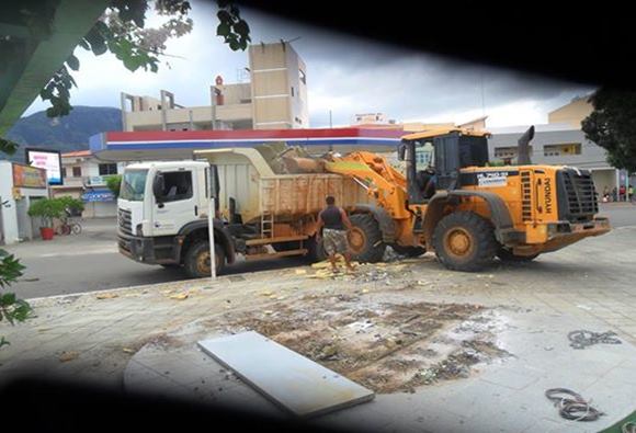 Retirada do antigo caixa eletrônico instalado no centro da cidade gerou grande polêmica.