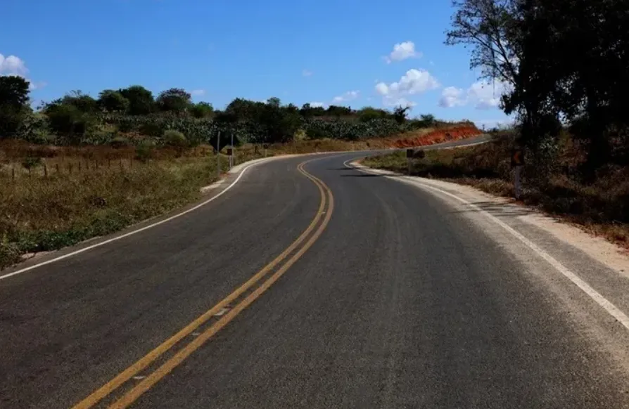 Motorista perde controle de veículo e cai em ribanceira em Boquira