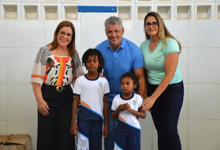 Guanambi Inicia distribuição gratuita de uniformes escolares para alunos da rede municipal
