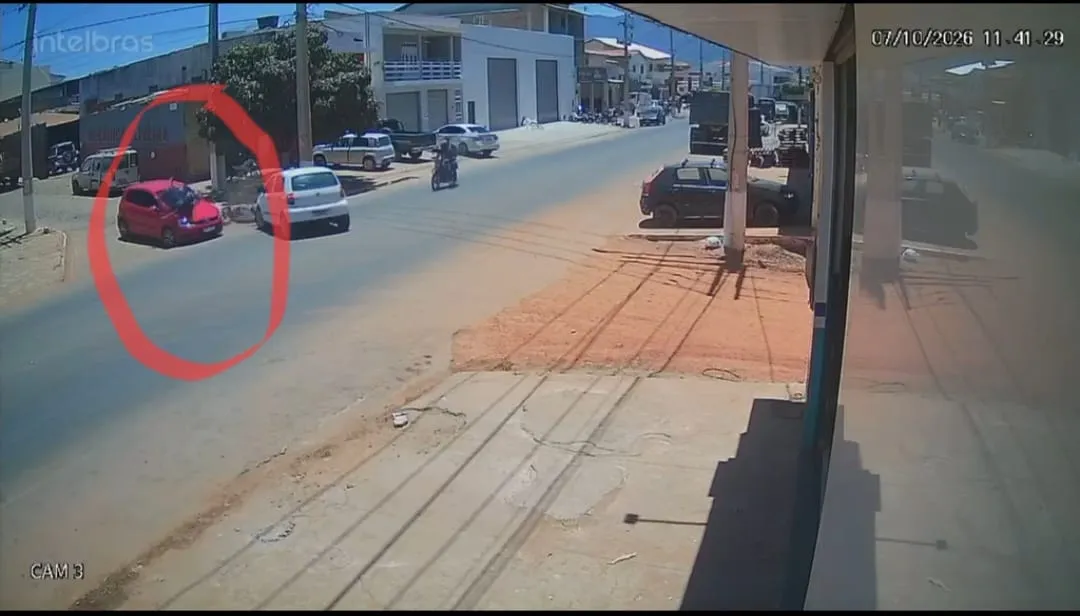 Moto colide com carro na Avenida Lindemberg Cardoso, em Livramento; motociclista sai andando
