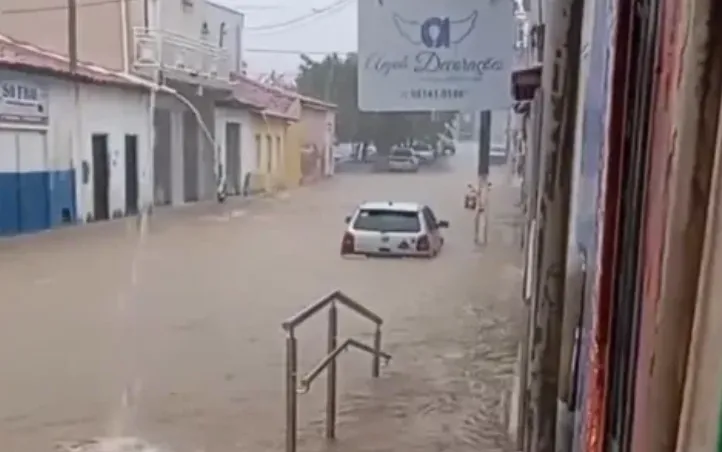 Chuva intensa provoca alagamentos e eleva nível de córregos em Iuiú