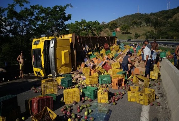 Caminhão com placas de Dom Basílio tomba em rodovia de São Paulo 