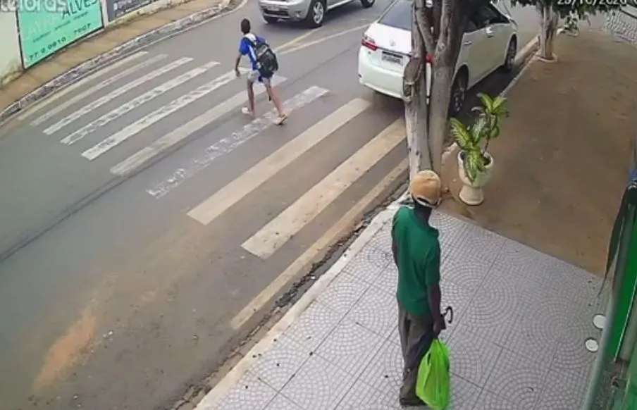 Pai denuncia risco de atropelamento de crianças em faixa de pedestres na Avenida Dr. Nelson Leal, em Livramento