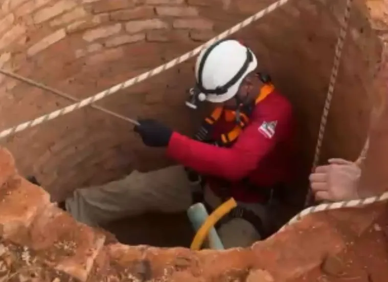 Bombeiros civis da GASA resgatam gato que estava há três dias preso em poço abandonado em Livramento