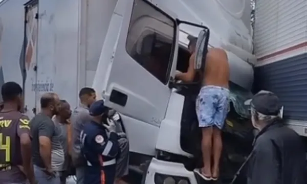Acidente entre carretas interdita trecho da BR-116, Cândido Sales