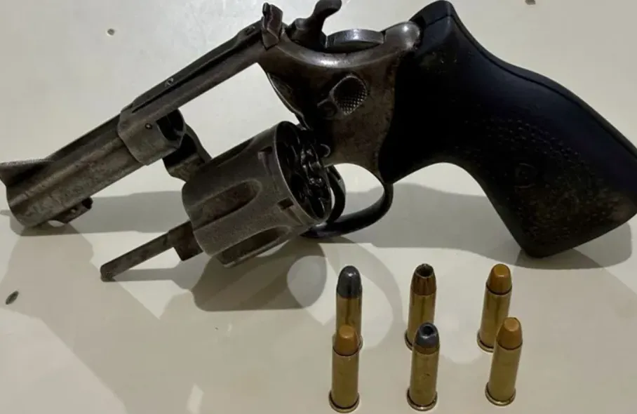 Jovem armado é preso dentro de condomínio em Vitória da Conquista