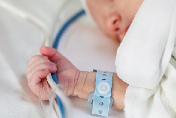 Bebê é internado em coma alcoólico após mãe dar vinho em mamadeira