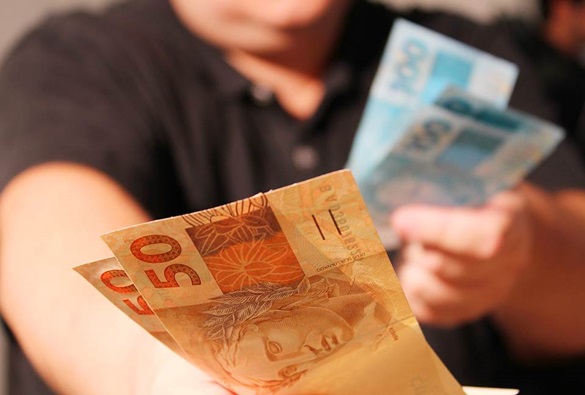 Salário mínimo em dezembro deveria ter sido de R$ 4.342,57, diz Dieese